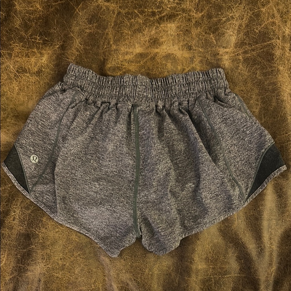 Lululemon hotty hot 2.5 grey shorts size 4 - Picture 2 of 2